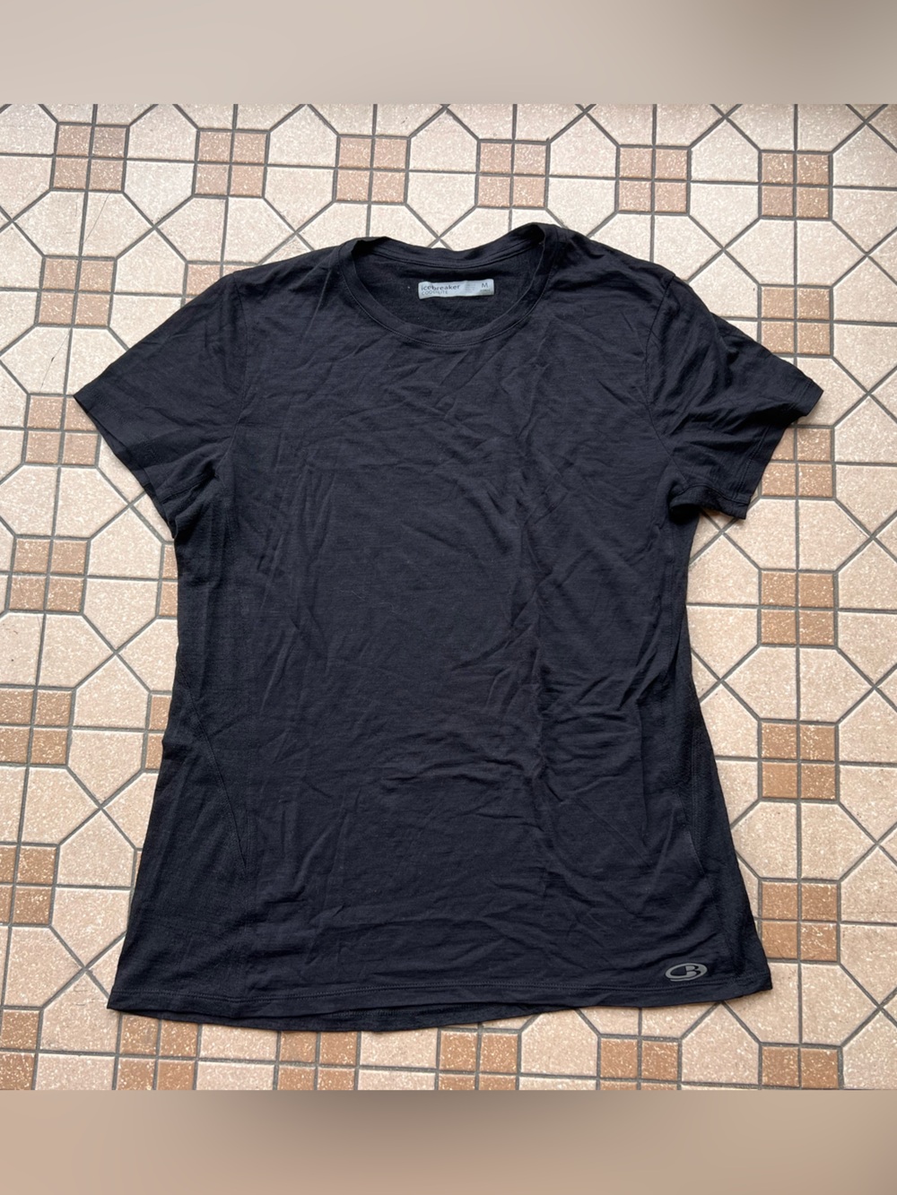 icebreaker Women’s breathable tee in black